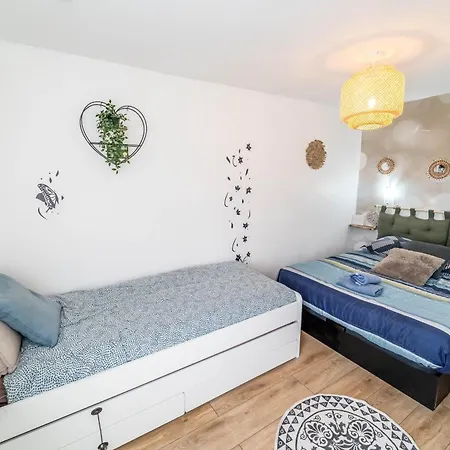 بيت للعطل Le Spacieux Jacuzzi & Terrasse Parking 10min *